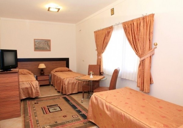 اتاق سه تخته تویین هتل نقش شاپور داراب